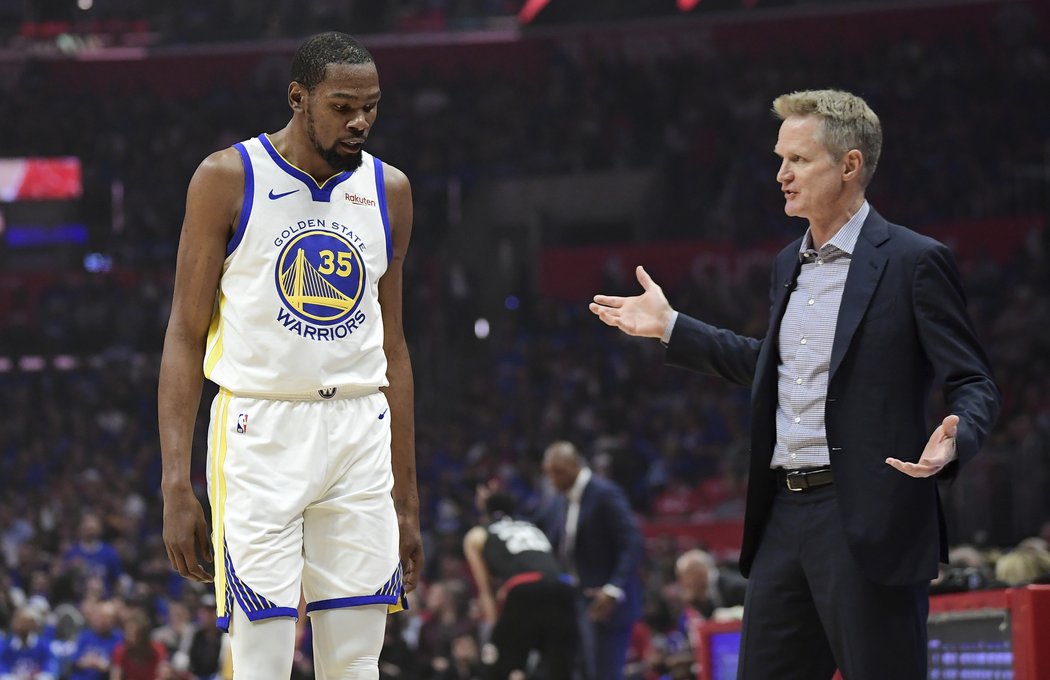 Kouč Golden State Steve Kerr a jedna z hlavních hvězd týmu, Kevin Durant