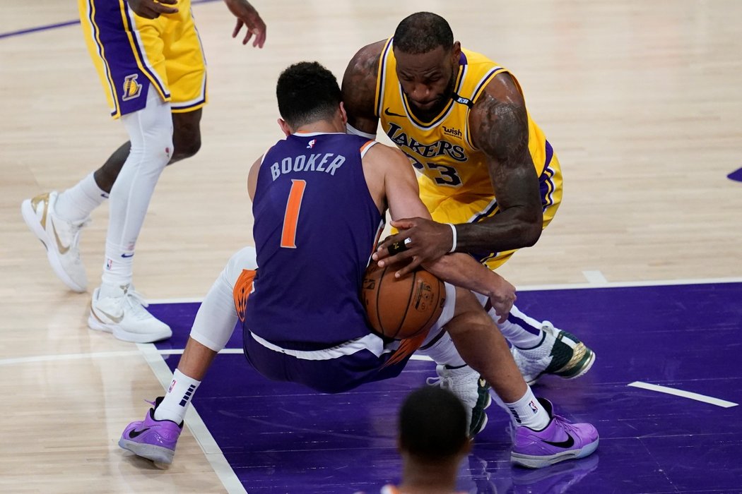 Devin Booker zastínil v šestém utkání série proti Lakers i LeBrona Jamese