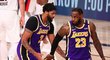 LeBron James a Anthony Davis se radují z povedené akce ve třetím utkání série proti Portlandu