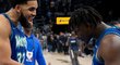 Karl-Anthony Towns a Anthony Edwards slaví výhru Minnesoty v úvodním zápase play off NBA nad Memphisem