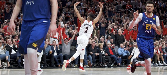 CJ McCollum slaví úspěšnou trojku