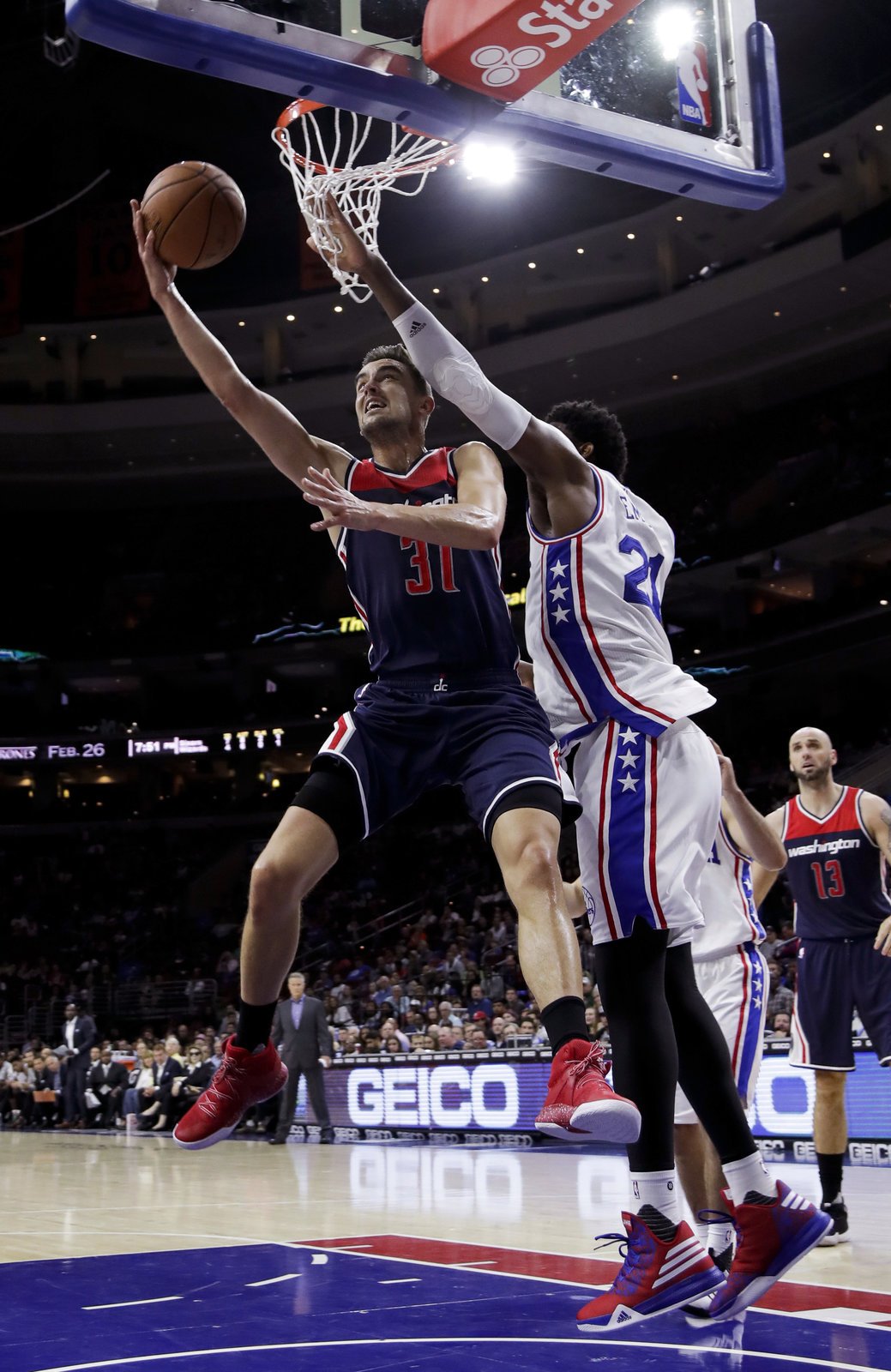 Tomáš Satoranský v přípravě na NBA v dresu Washingtonu v zápase proti Philadelphii