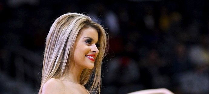 Sexy roztleskávačky klubu NBA Atlanta Hawks předvedly povedenou show ve slušivých vánočních kostýmcích