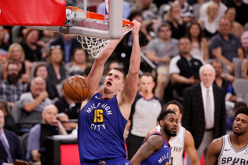 Basketbalista Denveru Nikola Jokič zaznamenal v zápase se San Antoniem 43 bodů, na výhru to ale nestačilo