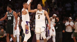 Lakers uspěli i bez LeBrona, Krejčí z lavičky sledoval prohru Oklahomy