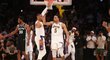Radost basketbalistů Lakers během utkání proti San Antoniu Spurs