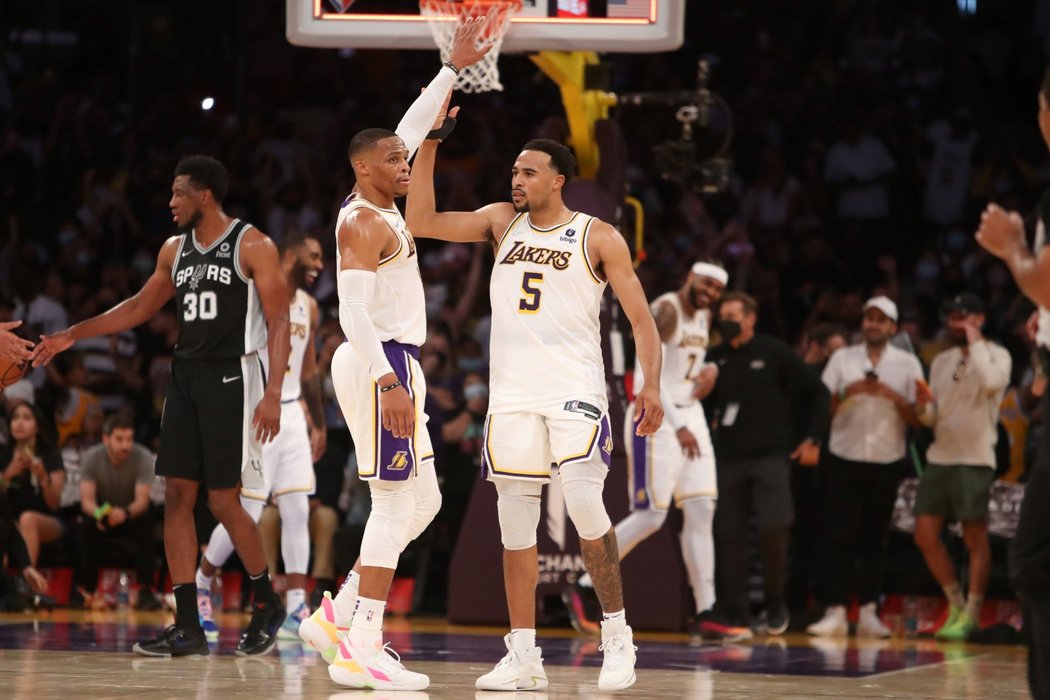 Radost basketbalistů Lakers během utkání proti San Antoniu Spurs