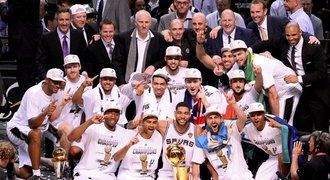 San Antonio slaví, basketbalisté Spurs jsou novými šampiony NBA