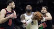 Basketbalisté Chicaga nezaskočili lídra NBA Milwaukee Bucks a na jeho hřišti prohráli 98:111.