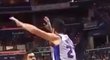 Český basketbalista Tomáš Satoranský během krásného momentu v utkání NBA, kdy přihrál soupeři mezi nohy