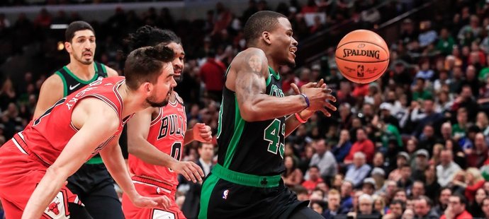 Tomáš Satoranský nastřílel v NBA 12 bodů, ale basketbalisté Chicaga doma potřetí za sebou prohráli. Bulls v sobotu podlehli Bostonu 104:111.