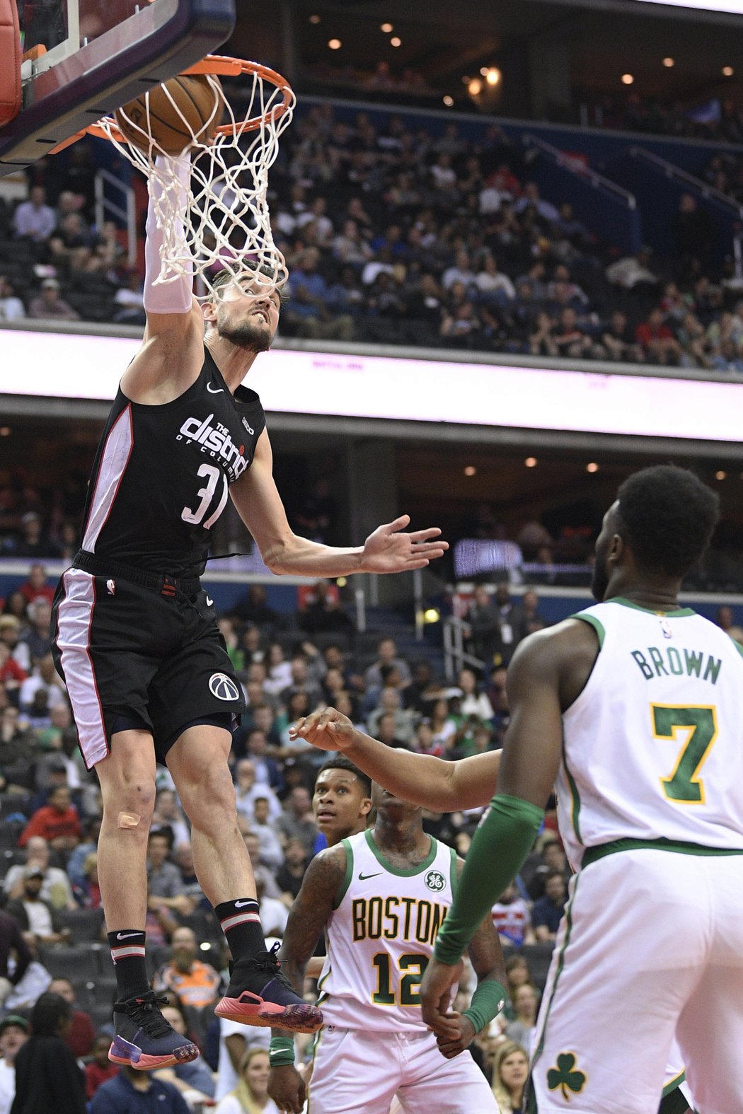 Tomáš Satoranský byl nejlepším střelcem Wizards, za necelých 28 minut na hřišti se postaral o 19 bodů, čtyři doskoky a pět asistencí.