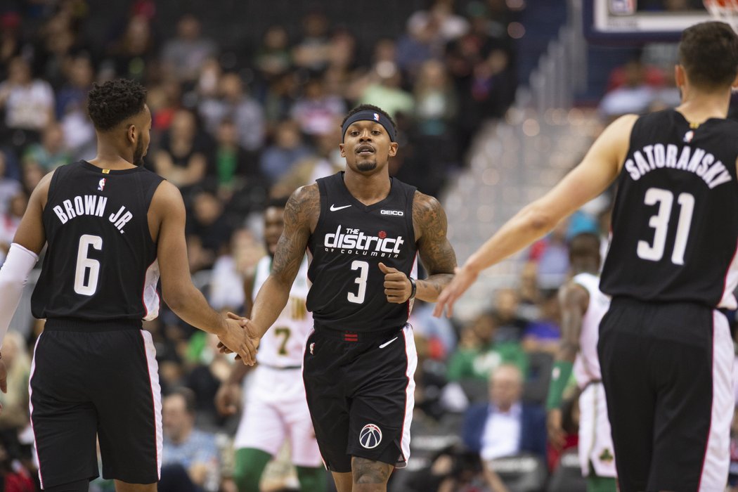 Boston přijel do haly Capital One Arena bez šesti hráčů základní rotace. Wizards toho využili a vedli už v první čtvrtině o 21 bodů.