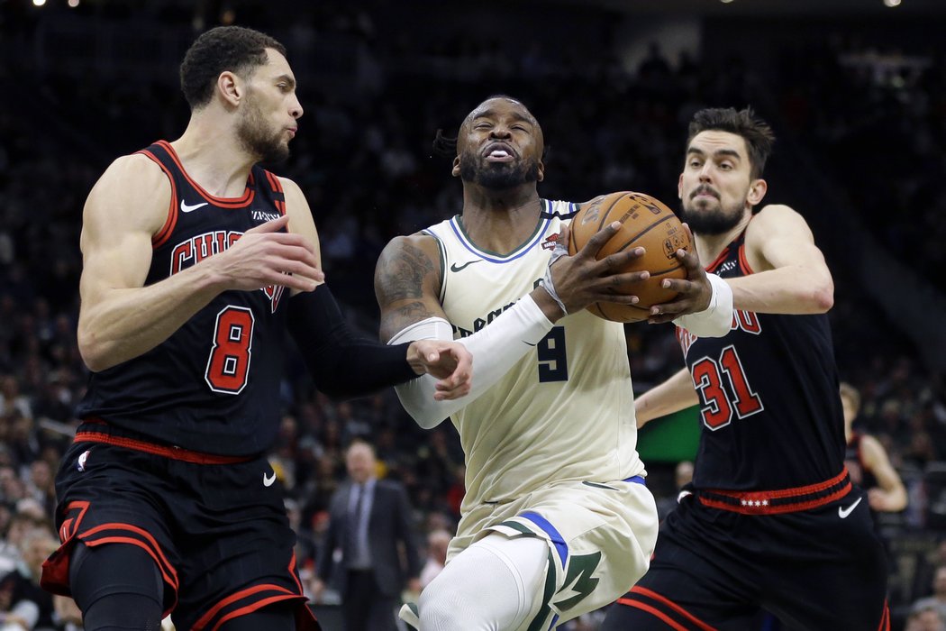 Basketbalisté Chicaga nezaskočili lídra NBA Milwaukee Bucks a na jeho hřišti prohráli 98:111.