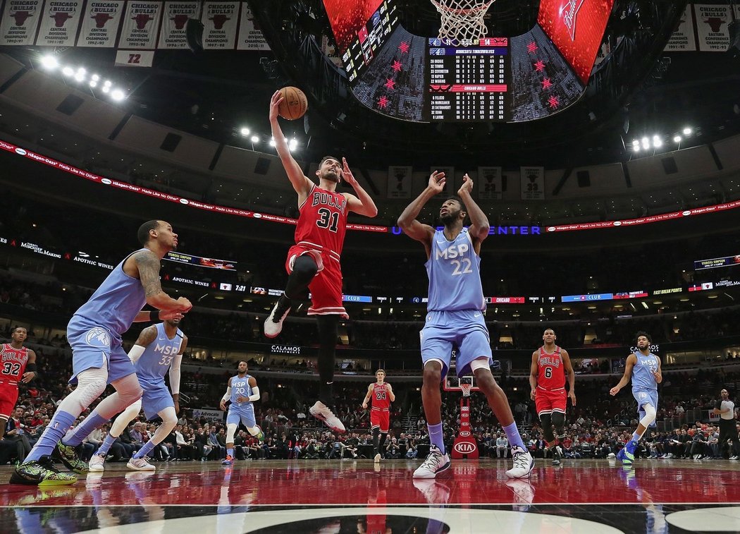 Tomáš Satoranský zaznamenal 15 bodů proti Brooklynu, ale Chicago prohrálo páteční zápas NBA 118:133. Bulls neubránili Irvinga, který dal 54 bodů.