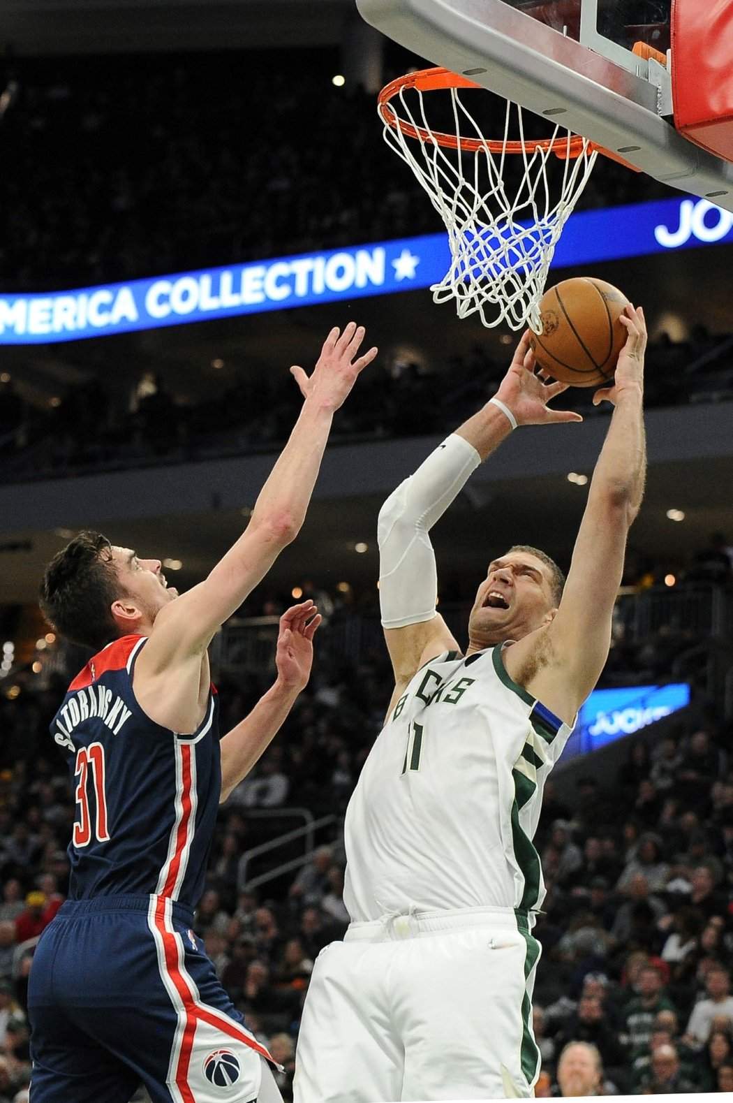 Tomáš Satoranský (v modrém) během utkání Washingtonu proti Milwaukee