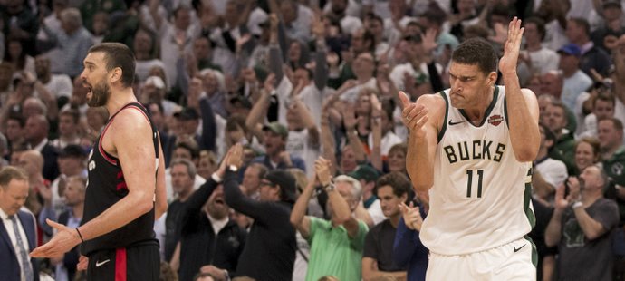 Brook Lopez slaví svůj zásah proti Torontu, Bucks v prvním semifinále NBA vyhráli 108:100