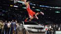Hvězda NBA Griffin vyhrál soutěž ve smečování, při zakončení přeletěl auto