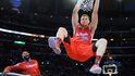 Hvězda NBA Griffin vyhrál soutěž ve smečování, při zakončení přeletěl auto