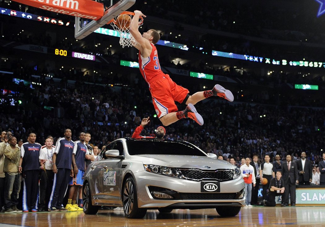 Hvězda NBA Griffin vyhrál soutěž ve smečování, při zakončení přeletěl auto