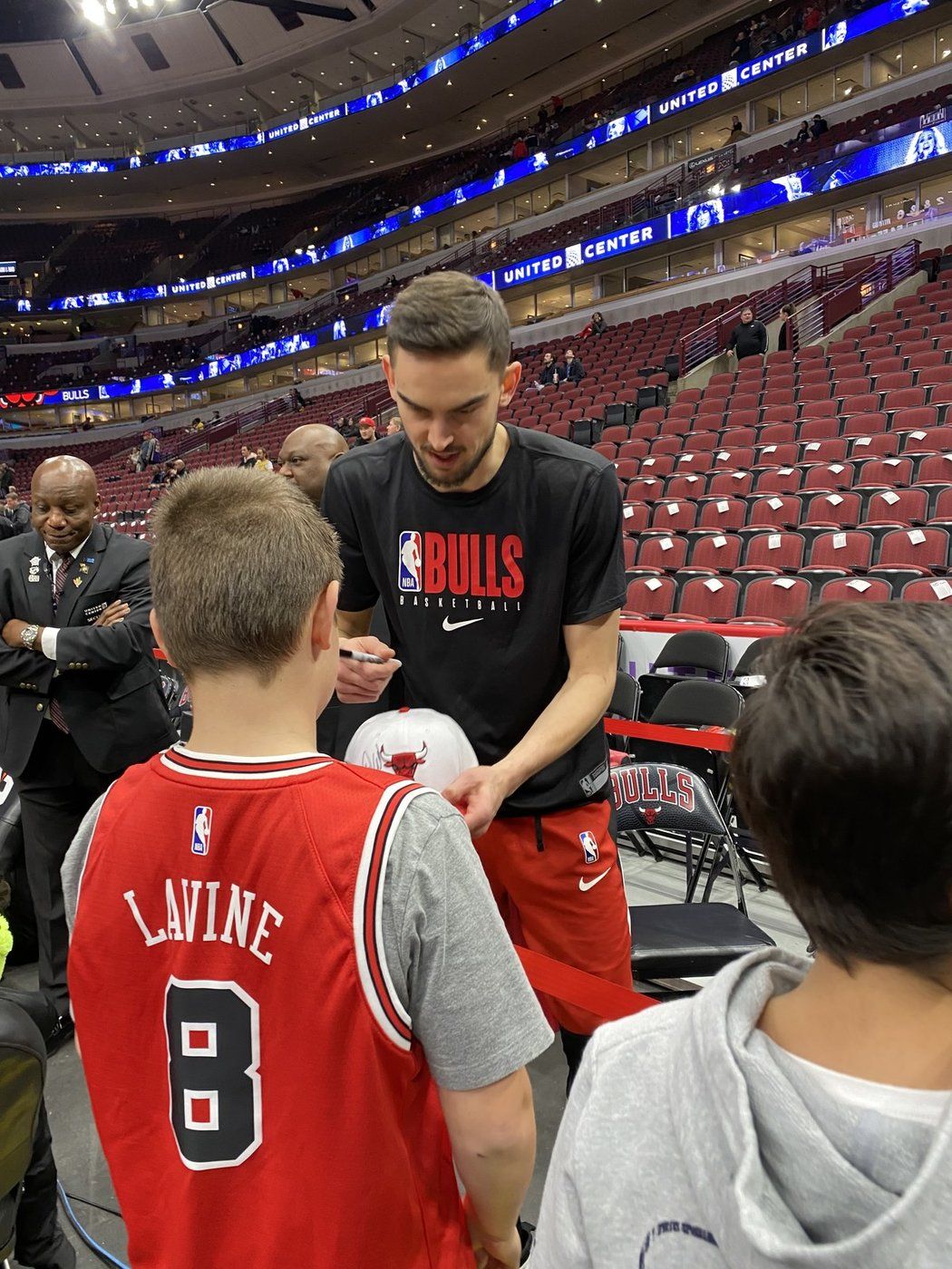 Redaktor Sportu Tomáš Bönisch navštívil v Chicagu zápas NBA mezi Bulls Tomáše Satoranského a LA Lakers, za které válí LeBron James.