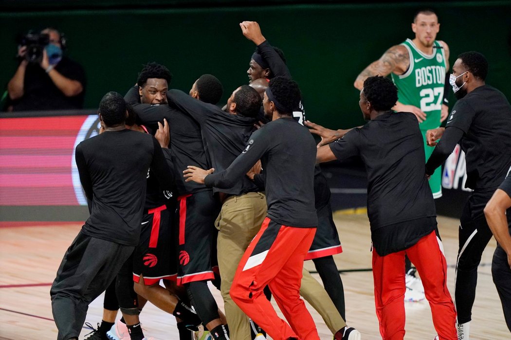 Basketbalisté Toronta v druhém kole play off NBA poprvé porazili Boston.