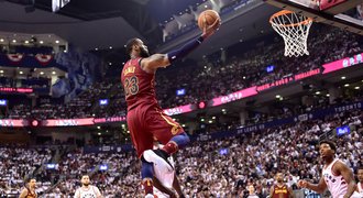 LeBron dotáhl Cleveland k druhé výhře v Torontu, slaví i Boston