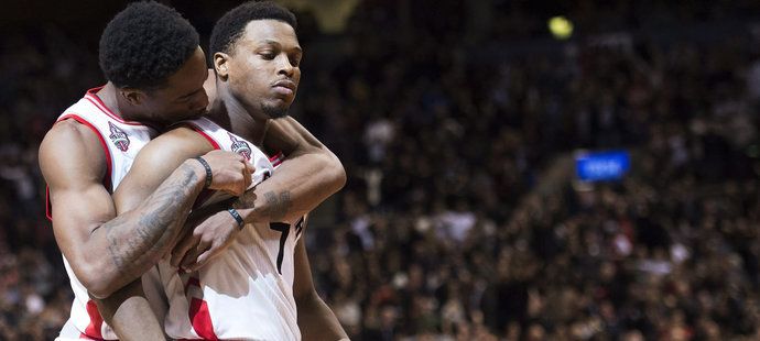 Kyle Lowry si vysloužil objetí od jednoho ze svých spoluhráčů