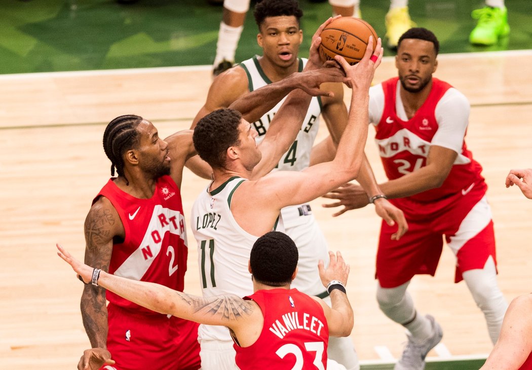 Basketbalisté Toronta zvítězili na palubovce Milwaukee 105:99 a dělí je jedno vítězství od finále NBA