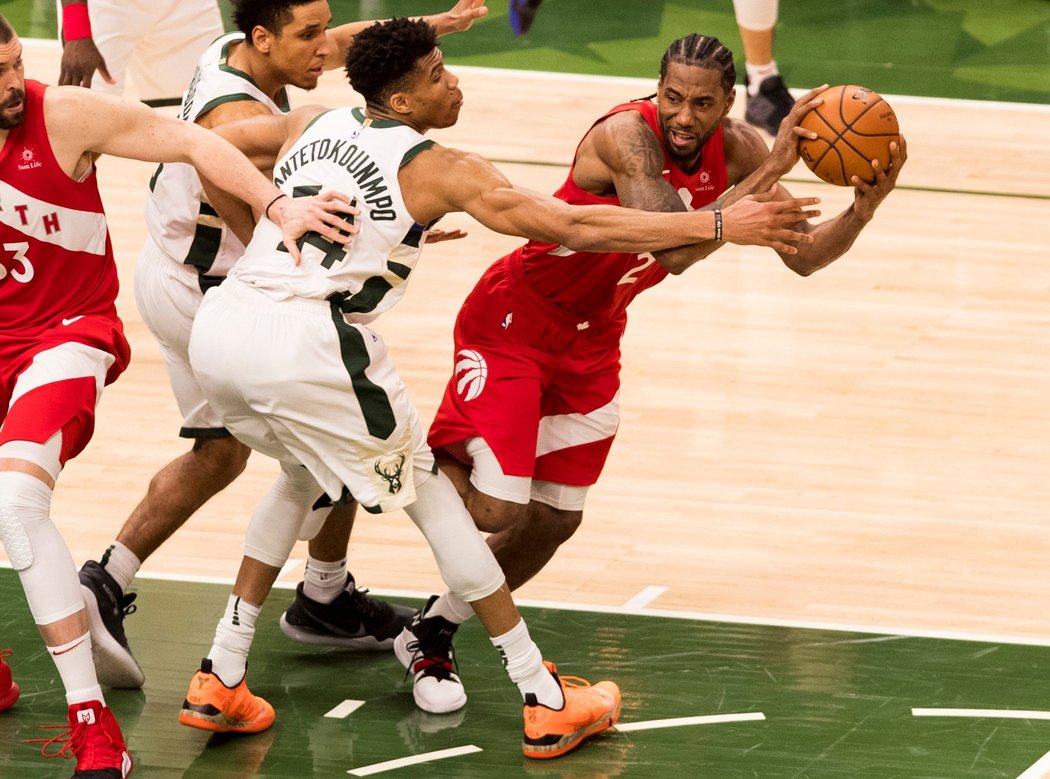 Basketbalisté Toronta zvítězili na palubovce Milwaukee 105:99 a dělí je jedno vítězství od finále NBA