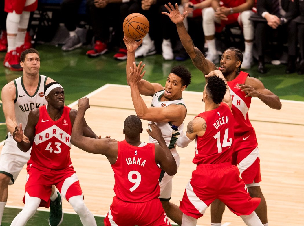 Basketbalisté Toronta zvítězili na palubovce Milwaukee 105:99 a dělí je jedno vítězství od finále NBA