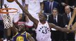 Pascal Siakam z Toronta smečuje přes Draymonda Greena z Golden State