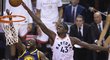 Pascal Siakam z Toronta smečuje přes Draymonda Greena z Golden State