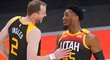 Joe Ingles a Donovan Mitchell se baví v zápase Utahu proti Orlandu