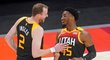 Joe Ingles a Donovan Mitchell se baví v zápase Utahu proti Orlandu