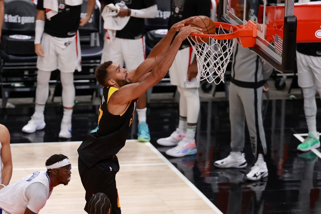 Rudy Gobert z Utahu dunkuje do koše v utkání s Clippers