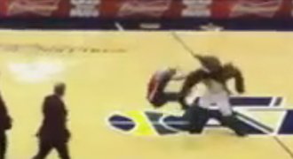 VIDEO: Maskot Utahu v NBA zmlátil fanouška!
