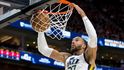Basketbalista Utahu Rudy Gobert (v bílém) měl pozitivní test na COVID-19. NBA přerušila okamžitě sezonu. Basketbalista Utahu Rudy Gobert (v bílém) měl pozitivní test na COVID-19. NBA přerušila okamžitě sezonu.