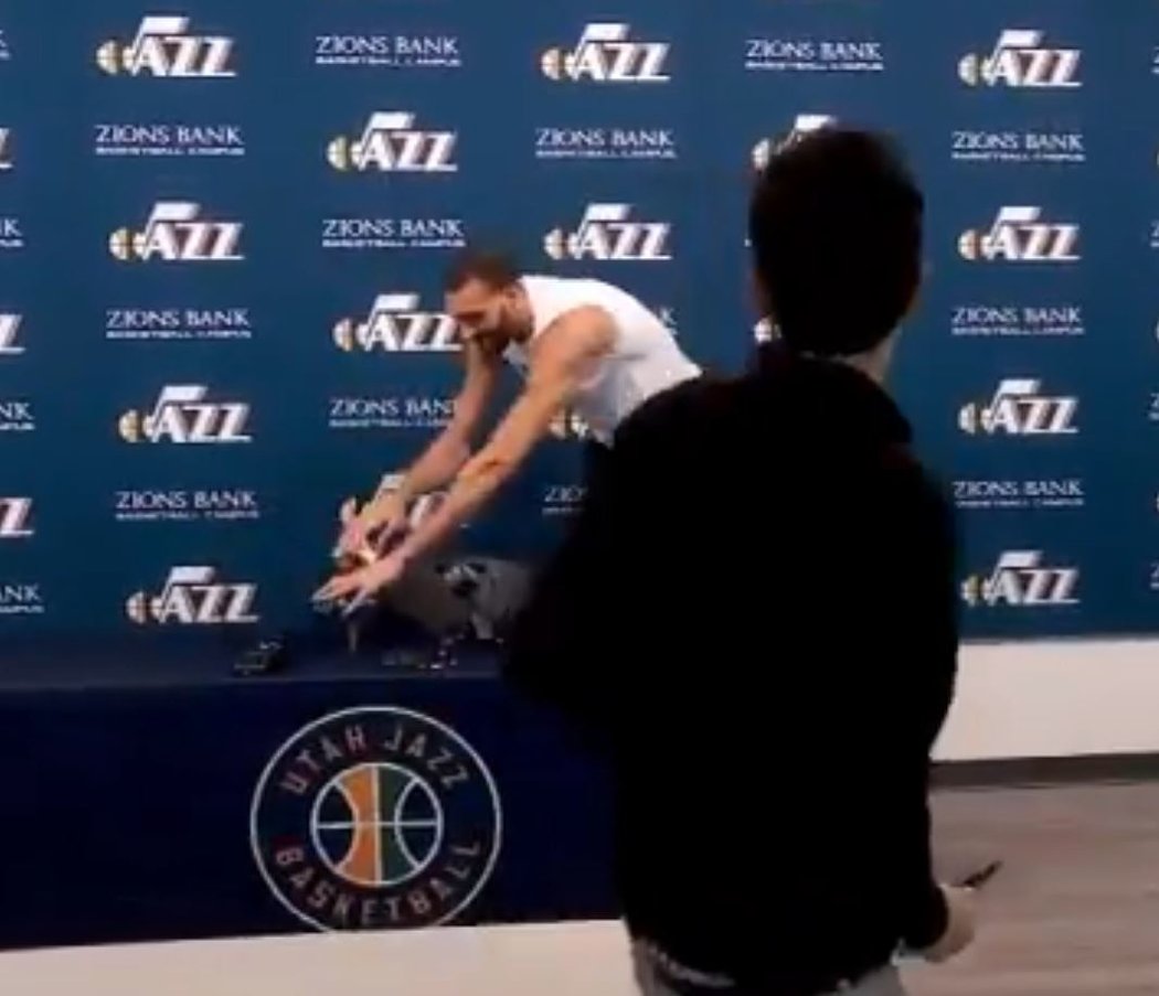 Basketbalista Utahu Rudy Gobert ohmatal mikrofony novinářů. Nyní měl mít pozitivní test na koronavirus