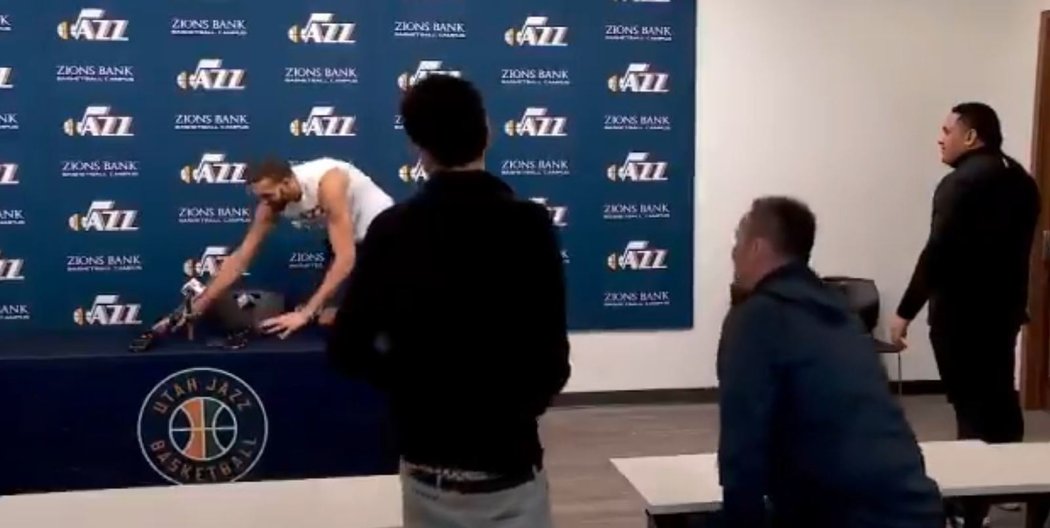 Basketbalista Utahu Rudy Gobert ohmatal mikrofony novinářů. Nyní měl mít pozitivní test na koronavirus