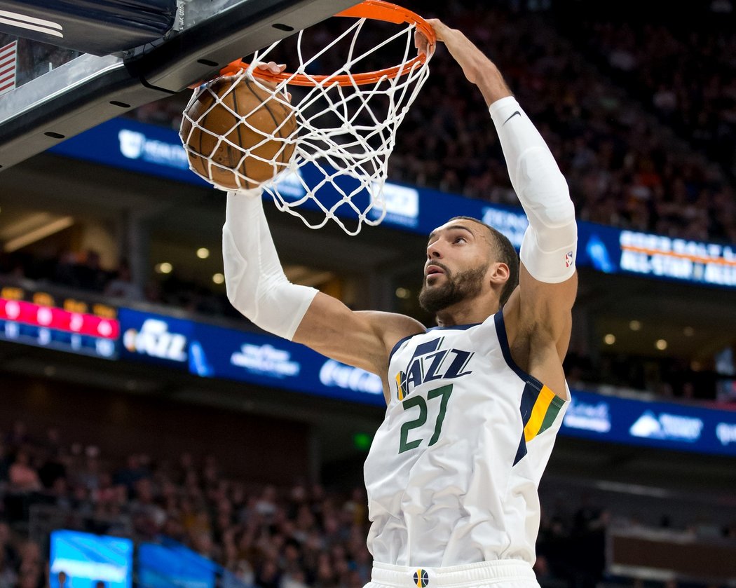 Basketbalista Utahu Rudy Gobert (v bílém) měl mít pozitivní test na COVID-19. NBA přerušila okamžitě sezonu