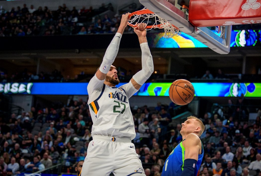 Basketbalista Utahu Rudy Gobert (v bílém) měl mít pozitivní test na COVID-19. NBA přerušila okamžitě sezonu