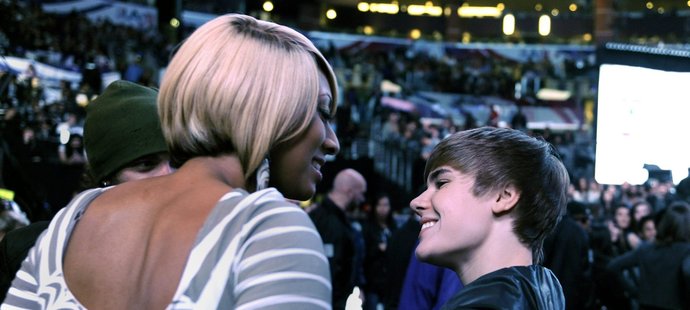 Zpěvačka Keri Hilson (vlevo) objímá Justina Biebera