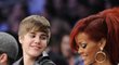 Justin Bieber se baví během All Stars NBA se zpěvačkou Rihannou