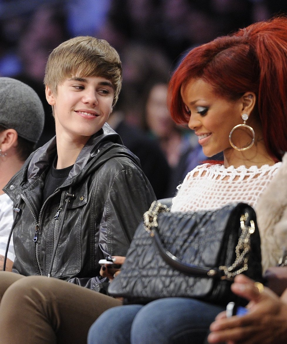 Justin Bieber se baví během All Stars NBA se zpěvačkou Rihannou