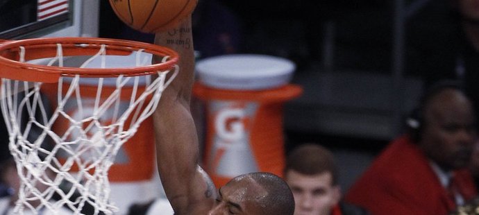Kobe Bryant v dresu Západu smečuje v Utkání Hvězd NBA