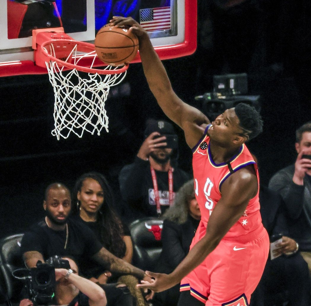 Ze židlí zvedal fanoušky zejména Zion Williamson smečemi nahozených míčů.