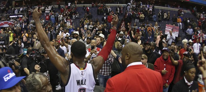 Washingtonský John Wall slaví po své vítězné trojce v šestém zápase konferenčního semifinále proti Bostonu