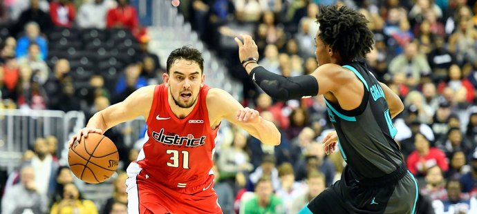 Český basketbalista Tomáš Satoranský z Washingtonu zazářil v utkání proti Charlotte, ve kterém nasázel 20 bodů