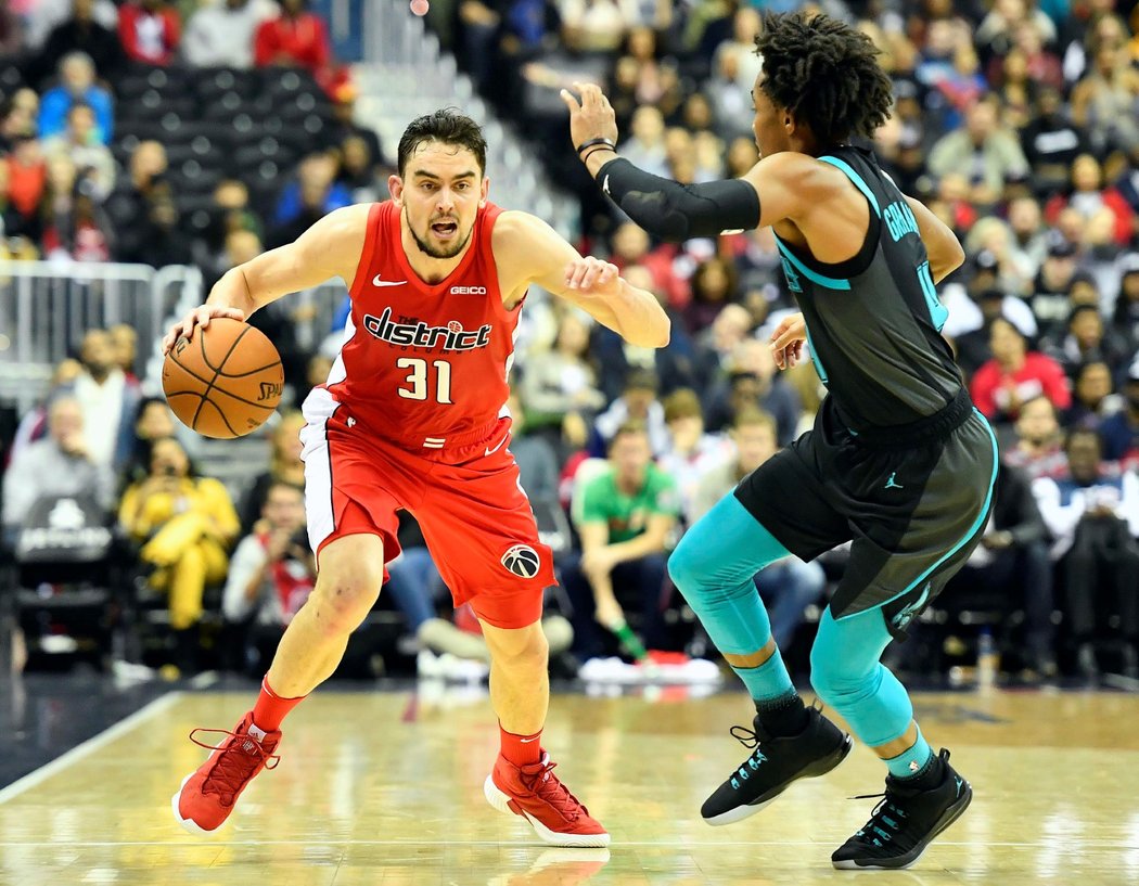 Český basketbalista Tomáš Satoranský z Washingtonu zazářil v utkání proti Charlotte, ve kterém nasázel 20 bodů